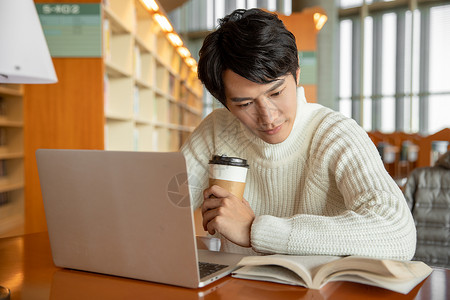 青年男性图书馆学习办公图片