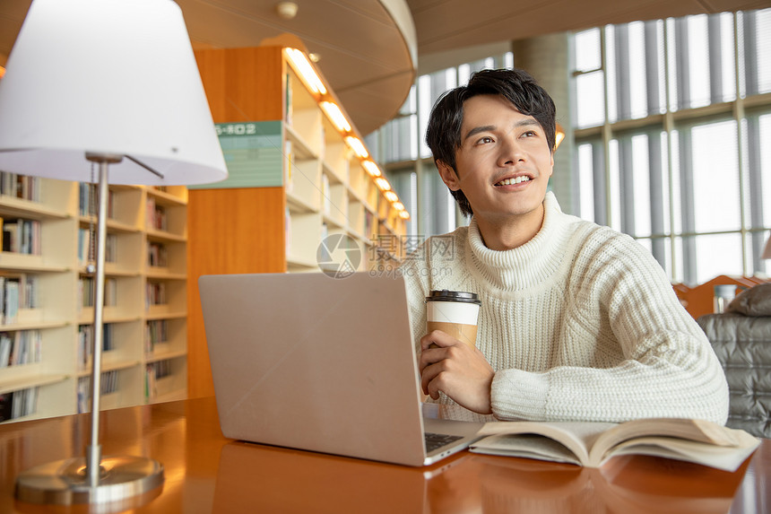 青年男性图书馆学习办公图片