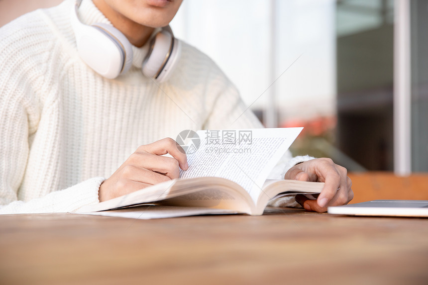 青年男性户外阅读学习特写图片