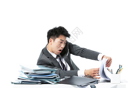 商务男性一边打电话一边工作中国人高清图片素材