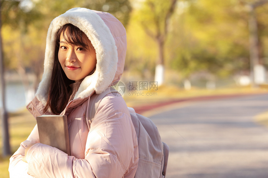 冬季校园里的甜美女大学生图片