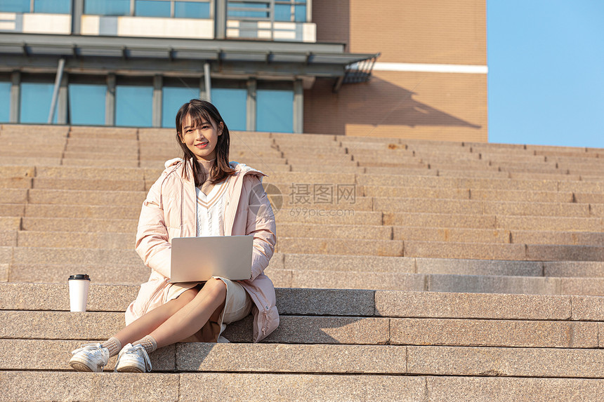 青年女性学习图片