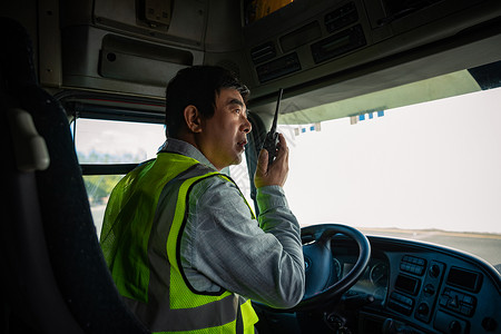 货车司机使用对讲机通话中国人高清图片素材
