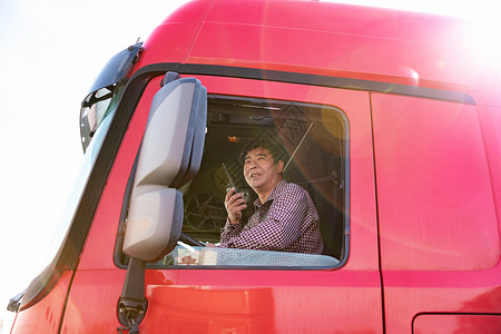 货车司机使用对讲机通话卡车高清图片素材