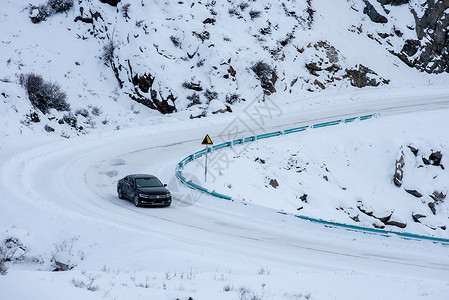 雪天回家新疆冬季雪景山路轮胎背景