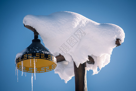 下雪路灯新疆冬季雪景特写背景