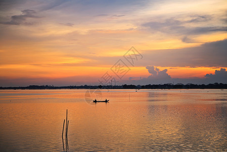 缅甸莱茵湖晚霞下泛舟高清图片