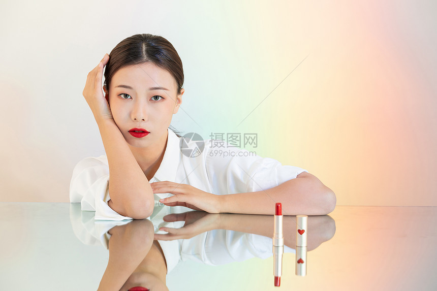 拿着口红化妆的性感美女图片