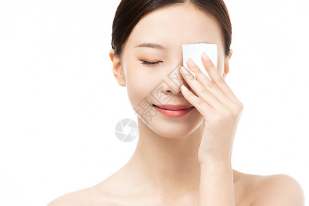 底妆形象女性使用化妆棉擦拭面部背景