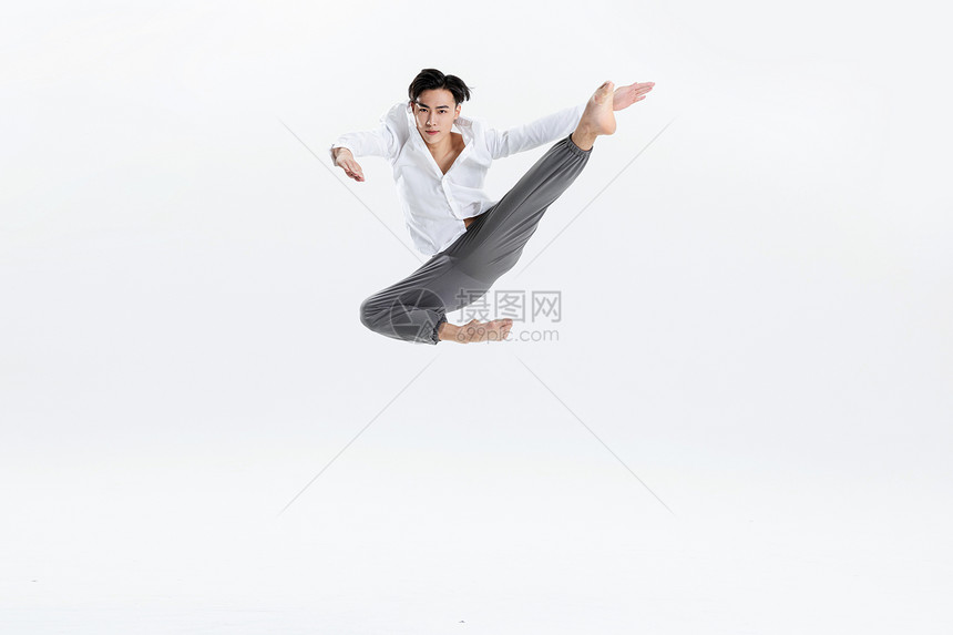 男性舞者跳跃舞蹈动作图片