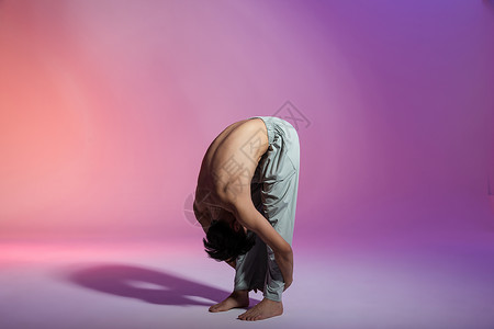 男性舞者低头伸展拉抻动作舞蹈高清图片素材