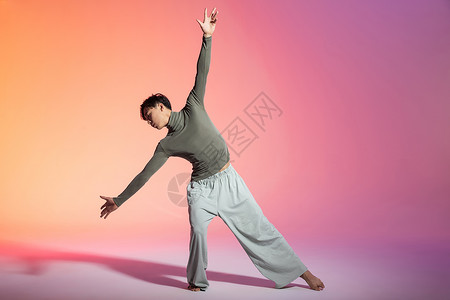 男性舞者舞蹈动作伸展背景图片