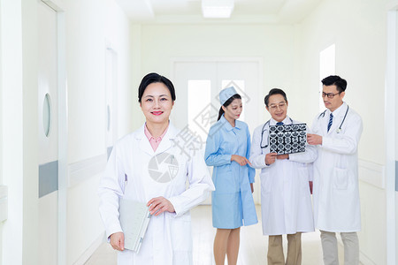 医生护士走廊交流病情医院环境高清图片素材