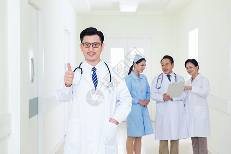 医生护士走廊交流病情中国人高清图片素材