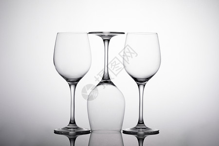 透明高脚杯杯子是空的高清图片