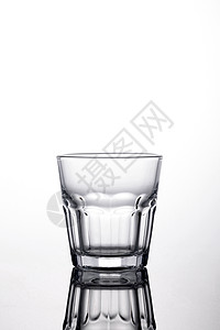 透明酒杯空的酒杯高清图片