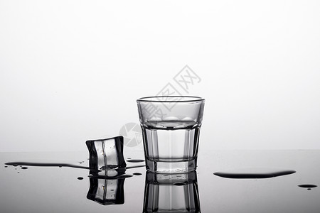 透明酒杯背景图片