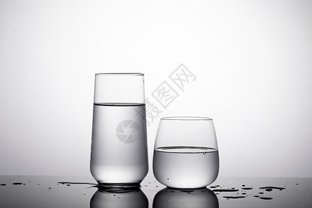 透明水杯图片