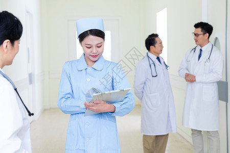 医生护士查房前交流患者病情图片
