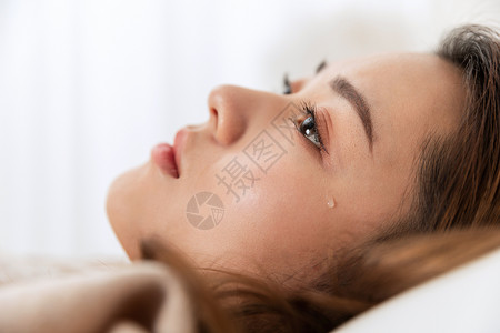 流泪的女人女性悲伤流泪局部特写背景