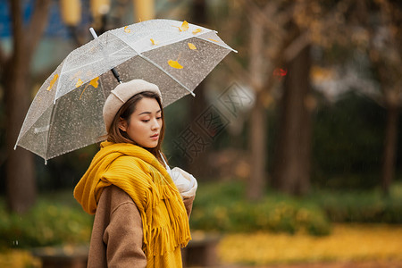 秋季雨天文艺美女撑伞背景图片