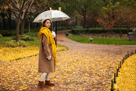 秋季雨天文艺美女撑伞背景图片