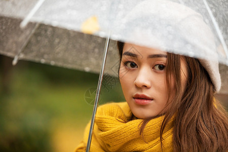 秋季雨天文艺美女撑伞图片