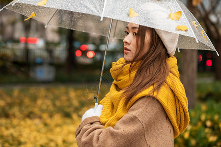 秋季雨天文艺美女撑伞背景图片