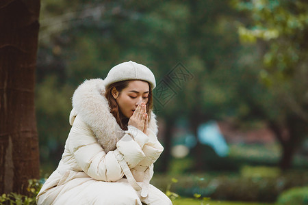 冬季户外孤单女性暖手图片