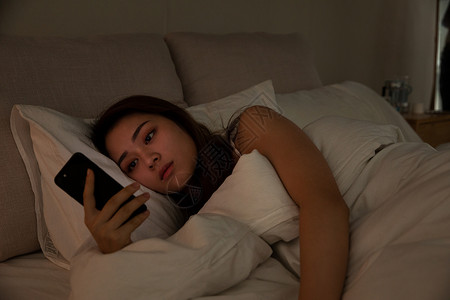 夜晚女性失眠玩手机图片素材