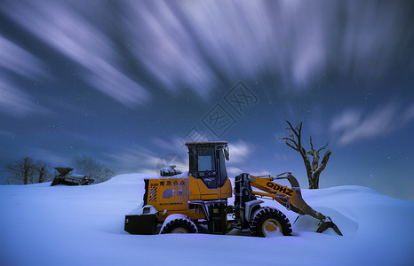 星空银河雪地中铲雪车背景图片