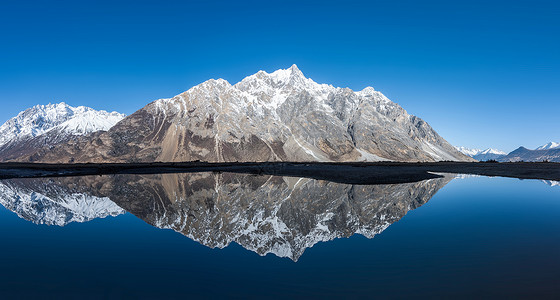 冰山倒影新疆雪山风光背景