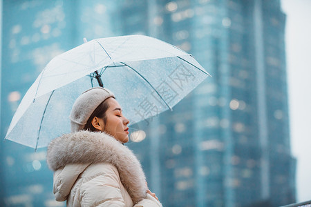 冬季户外孤单女性撑伞高清图片