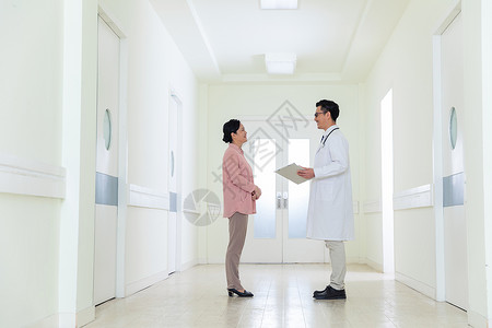 医生与患者走廊聊天背景图片