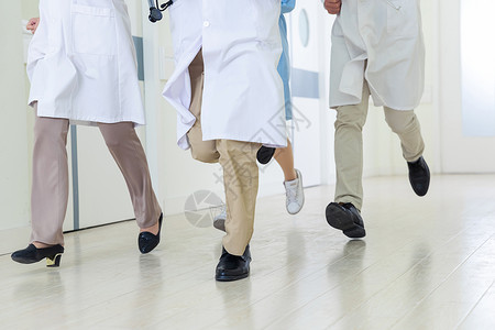 医院宣传展板医生护士走廊疾跑背景