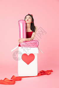气球礼物盒情人节拆礼物的女孩背景