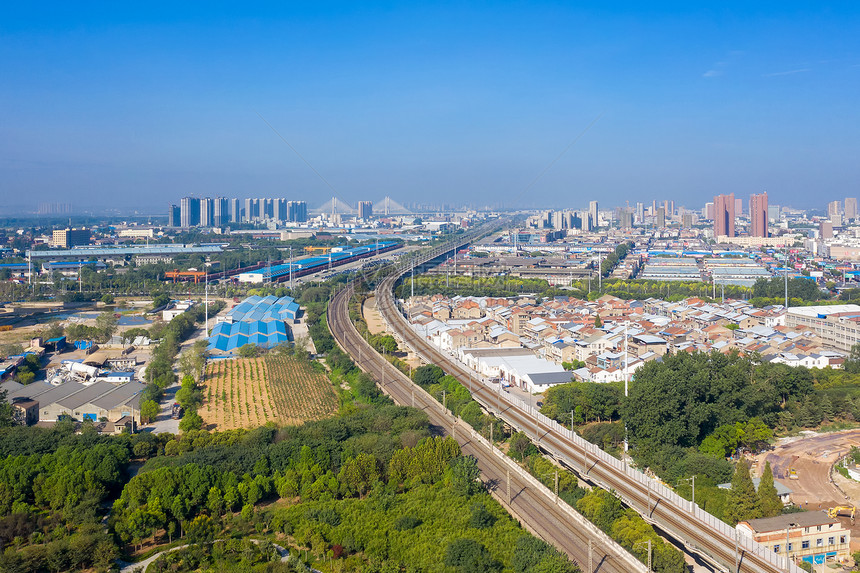 武汉站铁轨穿过的城乡结合部城中村风景