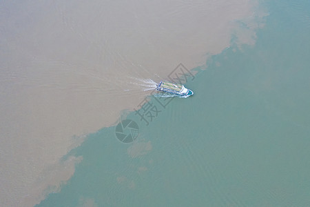 武汉汉江长江交汇冲破淤泥的游轮图片