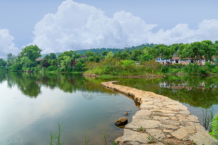 乡间路湖北荆门农村乡间的蜿蜒湖边小路风光背景