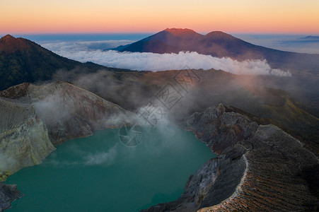 印尼宜珍火山湖硫磺开采航拍高清图片