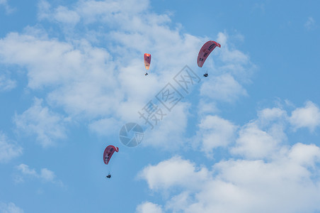 天空中飞翔的滑翔伞图片