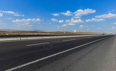 雕梅土耳其卡帕多西亚地区的格雷梅小镇公路背景图背景