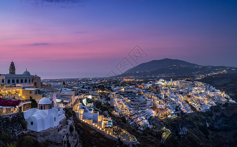 海岛小插画希腊海岛圣托里尼悬崖上的小镇夜景背景