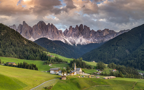 意大利北部阿尔卑斯山多洛米蒂山区风光图片