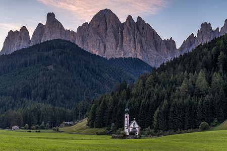 阿尔卑斯山脚下的小教堂高清图片