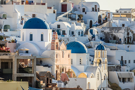 希腊海岛圣托里尼密集的白色房屋高清图片