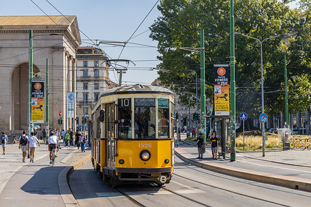 意大利米兰城市有轨电车背景图片