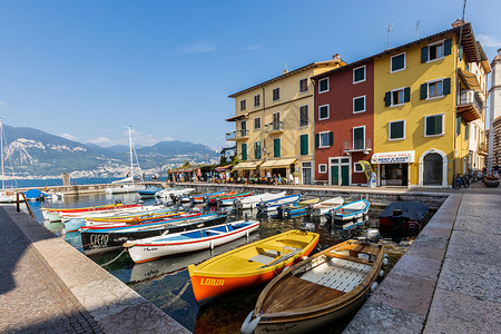 意大利著名度假胜地加尔达湖区彩色木船图片