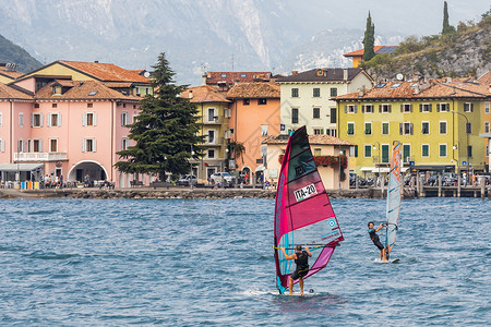 意大利北部加尔达湖区上的帆船运动背景
