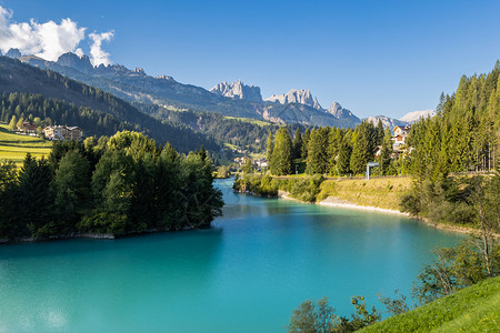 旅程图欧洲意大利阿尔卑斯山区的天然湖泊背景